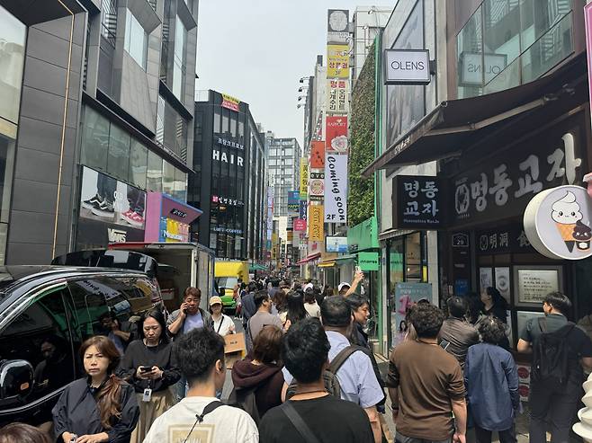 30일 찾은 서울시 중구 명동거리. 맛집으로 유명한 칼국수집 앞에 대기줄이 길게 늘어섰다. 서영상 기자