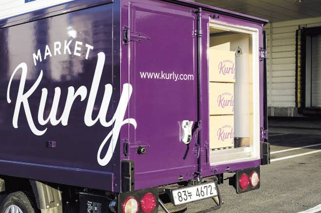 컬리 배송차에 택배 박스가 쌓여 있다. [컬리 제공]