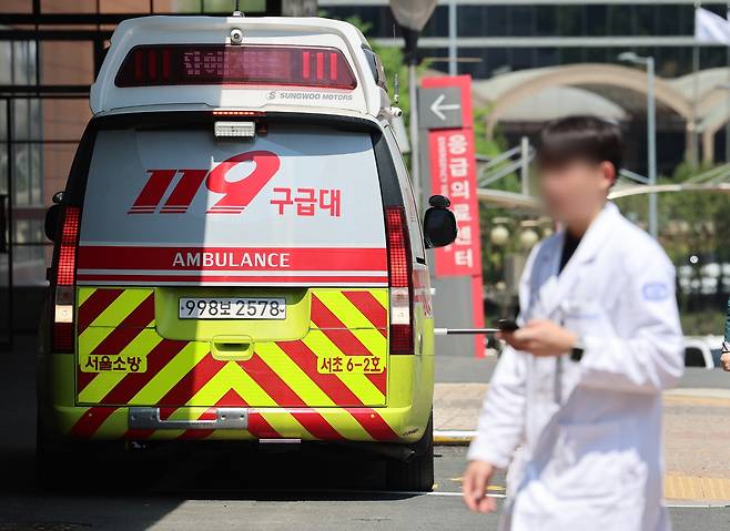 의대증원을 둘러싼 의정갈등이 계속되는 가운데 2일 서울 시내 한 대형병원에서 한 의료관계자가 응급실 앞을 지나치고 있다. [연합]