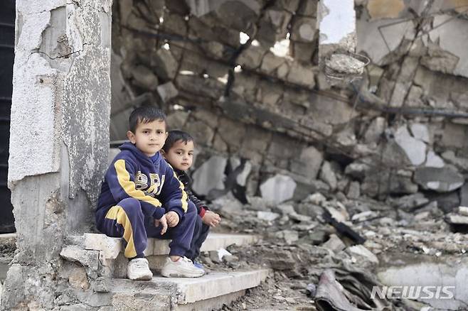 [ 가자시티=신화/뉴시스] 가자시티의 폐허에서  2월 28일 구호를 기다리고 있는 아이들. 가자지구의 상황이 최악으로 치닫고 구호품 트럭에 몰리는 사람들에대한 이스라엘군의 총격 사건까지 발생한 가운데 5월 1일에는 이스라엘정착민들이 요르단의 구호품 수송대를 습격하는 사건까지 발생했다고 팔레스타인 자치정부는 비난했다.  2024. 05.02.