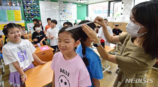 [대구=뉴시스] 이무열 기자 = 개학날인  28일 오전 중구 대구초등학교에서 3학년2반 학생들이 친구들과 키재기를 하고 있다. 2023.08.28. lmy@newsis.com