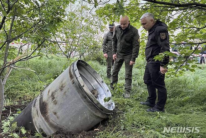 [오데사=AP/뉴시스] 러시아가 우크라이나 남부군사령부 본부를 타격했다고 주장했다. 사진은 우크라이나 오데사 지방청이 제공한 것으로 지난달 29일(현지시각) 오데사 지방청 관계자가 러시아의 미사일 공격 뒤로 미사일 잔해를 조사하는 모습. 2024.05.02.