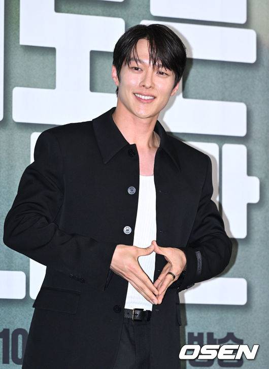 [OSEN=이대선 기자] 2일 오후 서울 마포구 스탠포드호텔에서 JTBC 새 주말극 ‘히어로는 아닙니다만’ 제작발표회가 열렸다.‘하이드’의 후속으로 방송되는 ‘히어로는 아닙니다만’은 남다른 능력을 지녔지만 아무도 구하지 못했던 남자가 마침내 운명의 그녀를 구해내는 내용의 판타지 로맨스다.오는 4일 오후 10시30분 첫 회가 방송된다.배우 장기용이 포토타임을 가지고 있다. 2024.05.02 /sunday@osen.co.kr