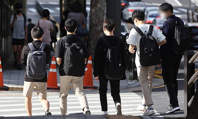 중·고등학교에서 학생들이 하교를 하고 있다. 연합뉴스