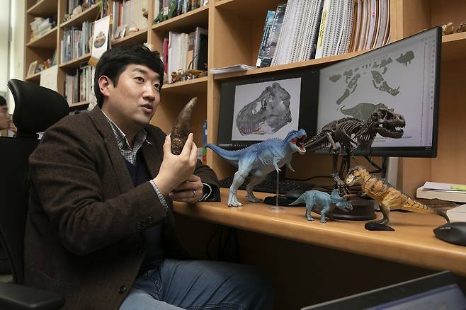 서울대 고생물학연구실에서 박진영 선임연구원이 티라노사우루스 이빨 모형을 들고 설명하고 있다. ⓒ시사IN 이명익