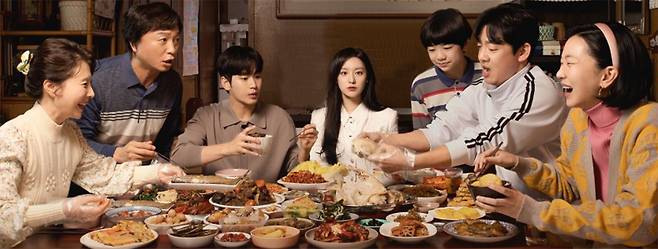 tvN 드라마 〈눈물의 여왕〉의 한 장면. 퀸즈그룹 재벌가 이야기가 큰 비중을 차지한다. ⓒtvN 제공