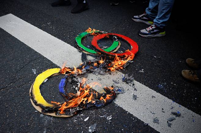 1일(현지 시각) 프랑스 파리에서 열린 노동절 집회에서 올림픽 상징인 오륜모형이 불에 탔다. ⓒ로이터=연합뉴스