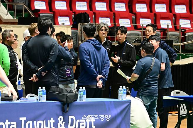 V리그 남자부 감독들이 2일 제주 한라체육관에서 열린 2024 남자배구 아시아쿼터 트라이아웃 연습경기를 앞두고 모여 미팅을 열고 있다. KOVO 제공