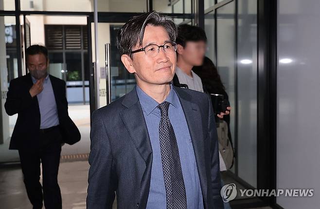 인사청문준비단 사무실 들어서는 오동운 공수처장 후보 (과천=연합뉴스) 김인철 기자 = 오동운 고위공직자범죄수사처장(공수처장) 후보자가 30일 오전 경기도 과천시에 마련된 인사청문회준비단 사무실로 출근하고 있다. 2024.4.30 yatoya@yna.co.kr