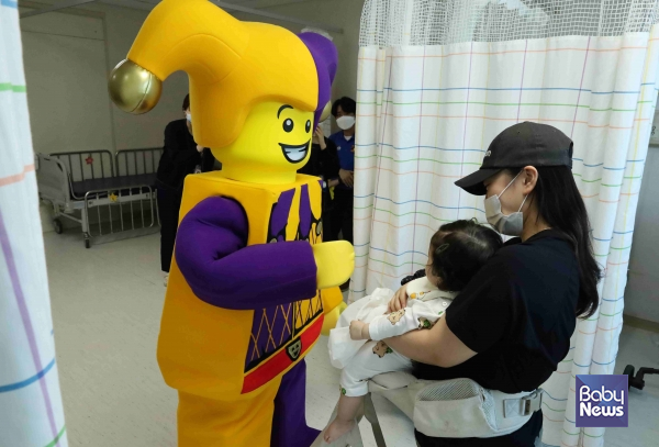 어린이 병동에 방문한 레고랜드 인기 마스코트 재스터. ⓒ레고랜드 코리아