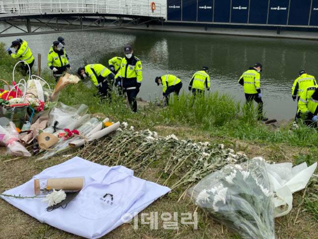 10일 오전 서울경찰청 기동대 소속 경찰관 20여명이 서울 반포한강공원 수상택시 승강장 인근에서 수색 작업을 벌이고 있다.(사진=이데일리DB)