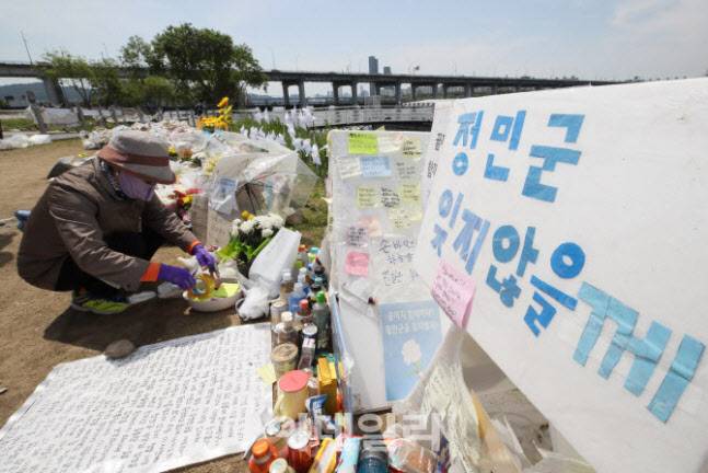 서울경찰청은 손정민 씨 친구 A씨의 휴대전화를 환경미화원이 습득해 제출했다고 밝힌 30일 서울 서초구 반포한강공원 고 손 씨 사고 현장에 시민들이 모여 추모하고 있다.(사진=이데일리DB)