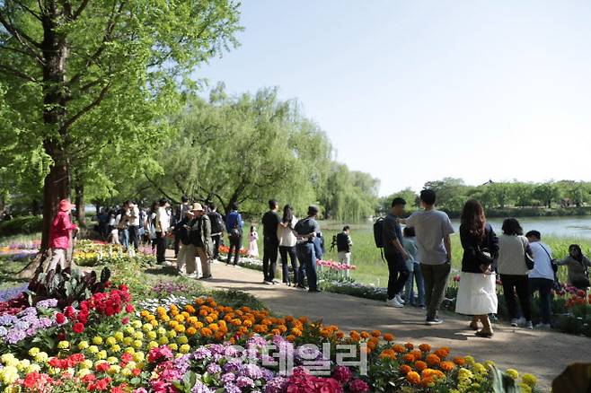 지난달 28일 경기도 고양시 일산호수공원에서 개최된 ‘2024 고양국제꽃박람회’를 찾은 시민들이 봄꽃을 바라보며 즐거운 시간을 보내고 있다. (사진=방인권 기자)