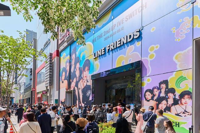 ‘아이브 스위치 팝업’이 진행 중인 라인프렌즈 스토어 강남점. (사진=IPX)
