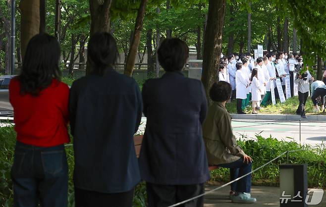 서울아산병원·울산대병원·강릉아산병원을 수련병원으로 둔 울산의대교수협의회 비상대책위원회 소속 의사들이 3일 오전 서울 송파구 아산병원 정문에서 의대 증원 정책 철회를 촉구하는 피켓 시위를 하고 있다. 한편 서울아산병원과 서울성모병원 교수들은 이날부터 주 1회 외래 진료와 수술을 멈추는 휴진(응급·중증환자 진료 제외)에 동참한다. 2024.5.3/뉴스1 ⓒ News1 김민지 기자