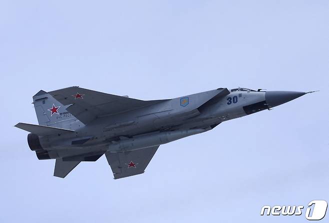 2022년 5월 러시아의 2차 세계대전 승전기념일 열병식 리허설을 위해 극초음속미사일 '킨잘'을 탑재한 미그(MiG)-31 전투기가 모스크바 상공을 비행하는 모습. 2022.5.7. ⓒ 로이터=뉴스1 ⓒ News1 김성식 기자