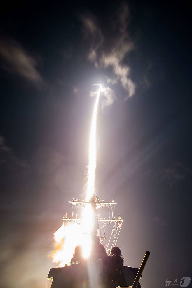 2017년 2월 미국 하와이 서부 해안의 미 해군 이지스함에서 미국과 일본이 공동으로 개발한 함대공 요격미사일 'SM-3'가 탄도미사일 요격 시험에 처음으로 성공한 장면. 2017.02.07. ⓒ AFP=뉴스1 ⓒ News1 김성식 기자