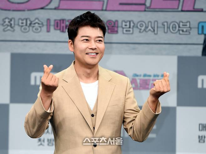 전현무가 3일 서울 상암동 MBC에서 열린 ‘송스틸러’ 제작발표회에서 포토타임을 갖고 있다. ‘송스틸러’는 갖고 싶은 남의 곡을 대놓고 훔칠 수 있는 기회를 제공하는 신개념 음악 프로그램이다.2024. 5. 3.최승섭기자 thunder@sportsseoul.com