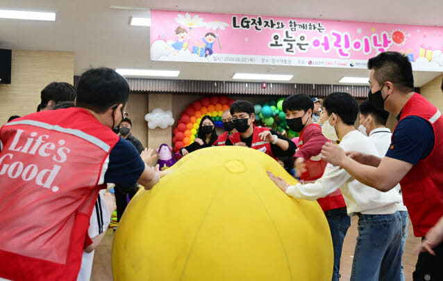 LG전자 임직원들이 지난 2일 서울시 강동구에 위치한 암사재활원에서 열린 '오늘은 어린이날' 행사에서 장애 아동 및 청소년들과 함께 작은 운동회에 참여하고 있다. LG전자는 지난 2014년부터 10년째 암사재활원과 인연을 이어오고 있다. (사진=LG전자)
