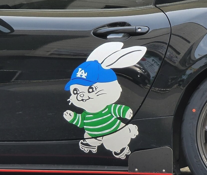 이모티콘뿐 아니라 민희진 대표의 기자회견이 직장인 사이서 소위 '사이다' 발언으로 인기를 끌면서 그가 착용한 패션 아이템도 '밈'으로 만들어지며 인기를 끌고 있다. [사진출처=온라인 커뮤니티 '루리웹']