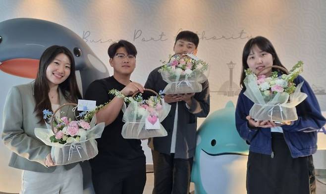 부산항만공사 직원들이 가족들을 위한 감사의 꽃바구니를 만들고 있다.