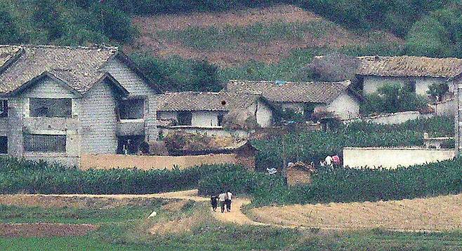 경기도 파주시 오두산 통일전망대에서 바라본 북한 황해북도 개풍군 마을