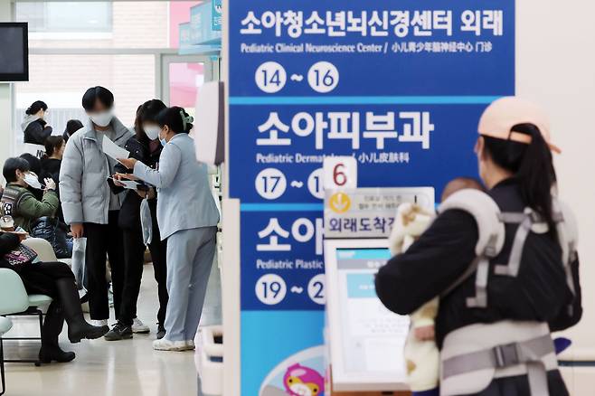 지난 21일 서울의 한 대학병원 소아청소년과에서 어린이 환자와 보호자가 진료를 기다리고 있다. 2024.2.21/뉴스1