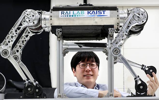 라이온로보틱스 황보제민 대표가 한국과학기술원(KAIST) 본원에 있는 연구실에서 자사 사족보행 로봇 '라이보1'을 설명하고 있다./신현종 기자