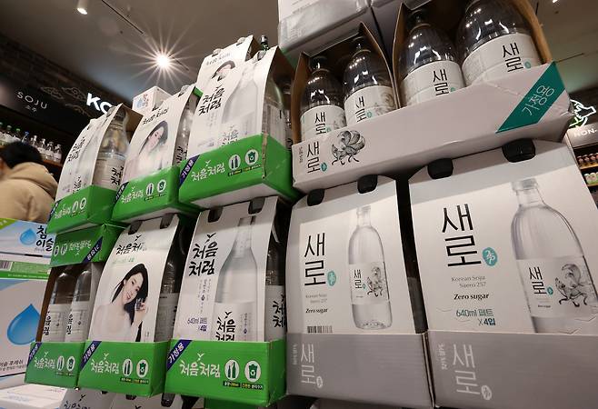 롯데칠성음료 소주 제품인 '처음처럼'과 '새로'가 서울의 한 대형마트 주류 판매대에 진열돼 있다. /뉴스1