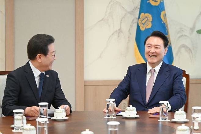 윤석열 대통령과 더불어민주당 이재명 대표가 지난 4월 29일 서울 용산 대통령실 집무실에서 영수회담을 하고 있다. ⓒ 대통령실