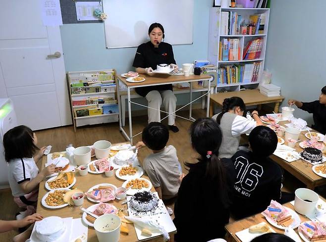 CJ프레시웨이 키즈 전문 셰프가서울시 강서구 소재의발음지역아동센터 어린이를 대상으로 '케이크 만들기' 쿠킹클래스를 진행하고 있다.ⓒCJ프레시웨이