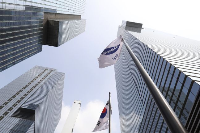 서울 서초구 삼성서초사옥 앞에 삼성 깃발이 바람에 날리고 있다.ⓒ데일리안DB