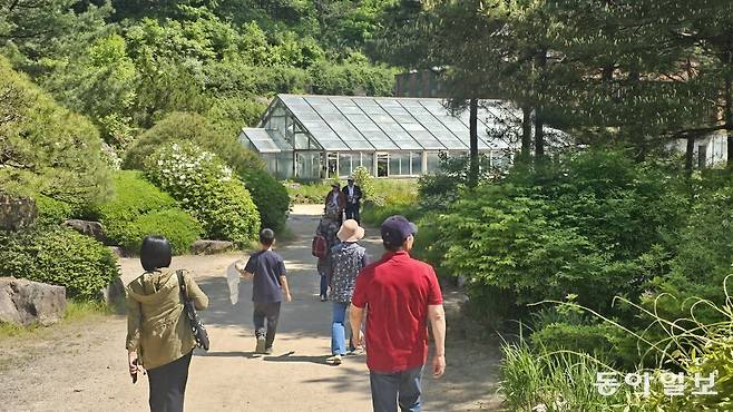 한 어린이가 가족과 함께 국립수목원을 방문해 지도를 들고 나무들을 찾아보는 모습. 포천=김선미 기자