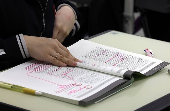 2024년 전국연합학력평가가 열린 3월 28일 서울 강남구 개포고등학교에서 수험생들이 시험을 준비하고 있다. 연합뉴스