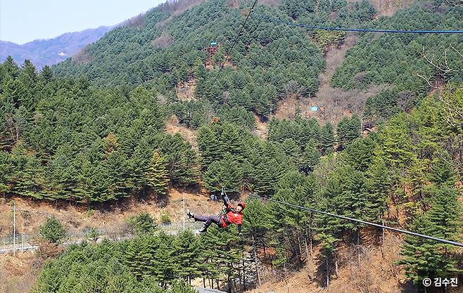 경기가평브릿지짚라인. 후반부는 긴 코스로 이뤄진다. (사진 = 김수진 촬영)