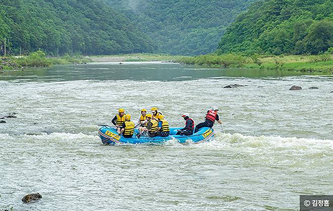 강원평창어름치마을. 동강래프팅을 즐기는 사람들. (사진 = 김정흠 촬영)