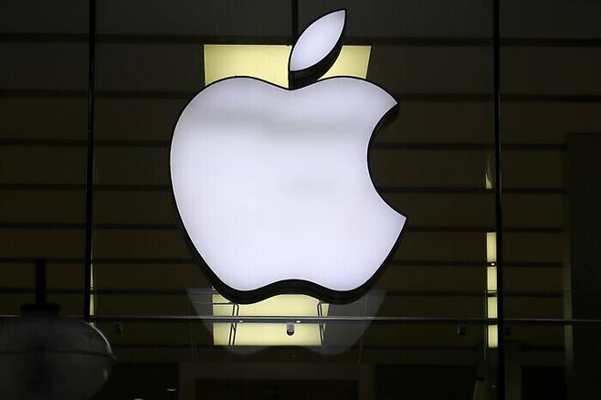 애플의 올해 1분기 매출이 전년동기 대비 4% 줄어든 것으로 나타났다. AP 연합뉴스
