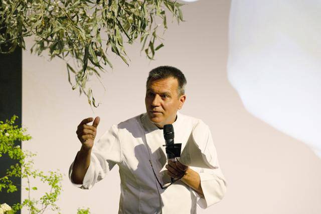 오리올 카스트로 디스프루타르 요리사. 난로학원 제공