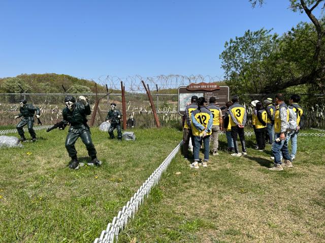 관광객들이 'DMZ 평화의 길 테마노선' 중 1·21 침투로가 포함된 연천 구간에서 해설사의 설명을 듣고 있다. 경기도 제공