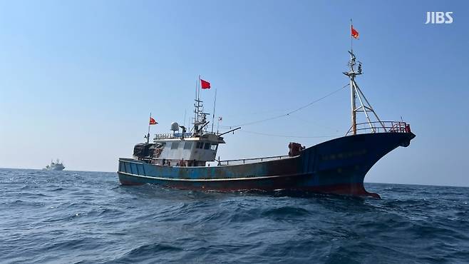 오늘(3일) 제주시 한경면 차귀도 남서쪽 약 122㎞ 해상에서 나포된 불법조업 중국어선 (사진, 남해어업관리단)