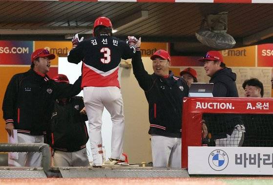 KIA 김선빈이 홈런을 치고 들어올 때 덕아웃에서 이범호 감독과 동료 선수들이 축하해주고 있다. [뉴시스]