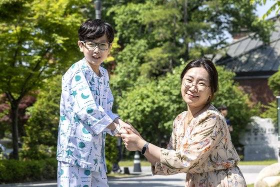 산이 엄마 임씨는 “희귀병이란 게 평생 가지고 가는 거란 걸 받아들이는 과정에 있다”면서도 “산이와 하루하루 즐겁게 살고 싶다”고 말한다. 장진영 기자