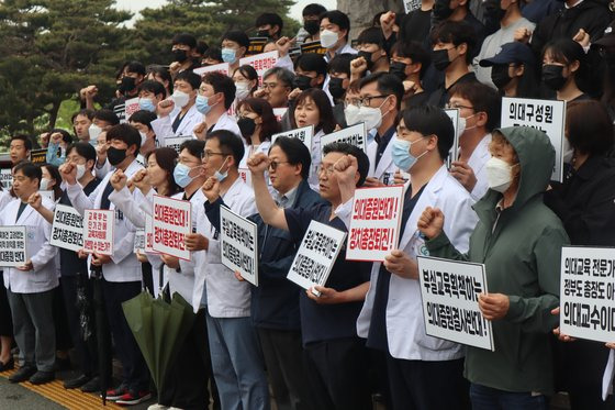 충북대학교 의과대학의 내년도 모집 정원을 결정하는 지난달 29일 오후 충북 청주 충북대에서 의대 교수와 학생 등 200여 명이 대학본부 앞에서 의대증원 반대 집회를 하고 있다. 뉴스1