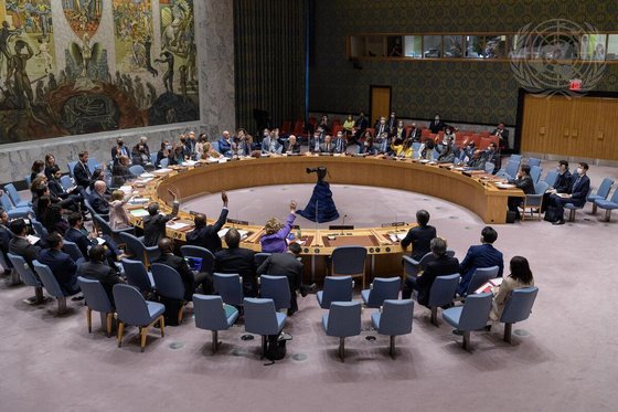 2022년 5월 26일(현지시간) 유엔 안전보장이사회는 회의를 열고 새 대북제재 결의안을 표결에 부쳤지만 중국과 러시아가 거부권을 행사하면서 부결됐다. 사진 유엔