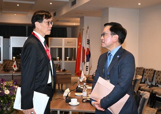 최상목 부총리 겸 기획재정부 장관(오른쪽)과 이창용 한국은행 총재가 3일(현지시각) 조지아 트빌리시에서 열린 한·일·중 재무장관회의에 참석했다. 기획재정부