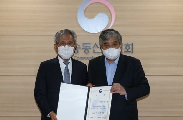 2021년 10월 임명된 이백만 코바코 전 사장(왼쪽)과 한상혁 전 방송통신위원장(오른쪽). /방송통신위원회