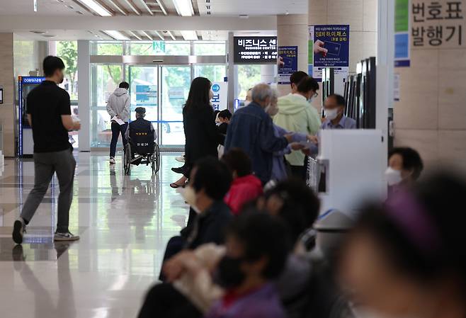 일부 의과대학 교수들이 휴진을 선언한 3일 대구 한 대학병원이 환자들로 붐비고 있다. 연합뉴스.