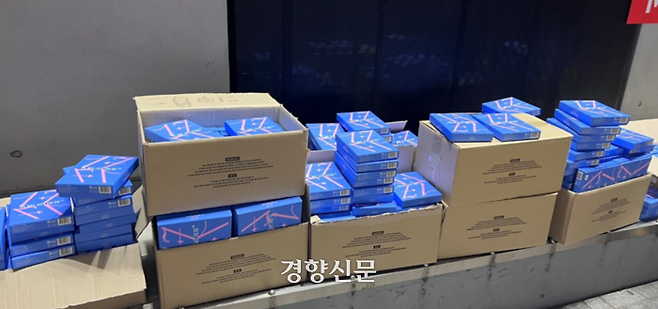 ‘일본 시부야 공원에 남자아이돌 세븐틴의 앨범이 무더기로 버려진 채 발견됐다’는 게시글이 2일 X(구 트위터)에 올라와 논란이 됐다. X 캡처