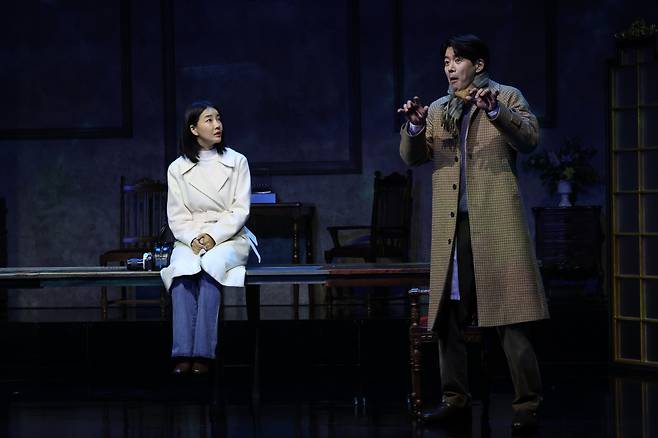 Jin Seo-yeon (left) and Lee Sang-yoon perform in the play "Closer." (Newsis)