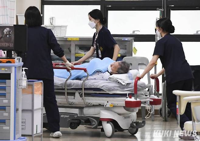 서울의 한 의료기관. 간호사들이 환자를 이송하고 있다. 쿠키뉴스 자료사진